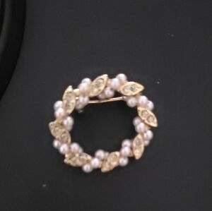 Elegant Gold and Pearl Brooch